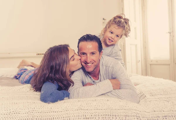 美丽快乐家庭的生活写真 让人放松 让我们在床上共度时光 可爱的幼儿女儿 早上愉快地亲吻 — 图库照片