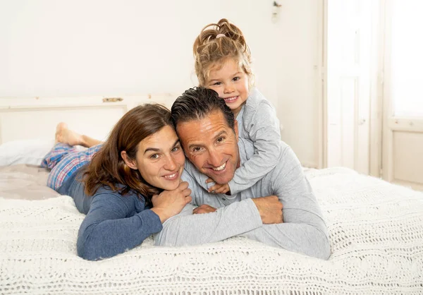 Lifestyle Porträt Einer Schönen Glücklichen Familie Die Sich Entspannt Und — Stockfoto