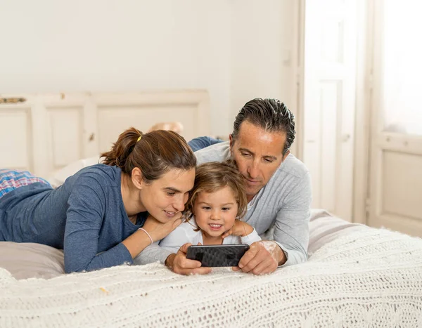 Счастливая Семья Смотрит Видео Интернете Мобильному Телефону Постели Дома Мама — стоковое фото