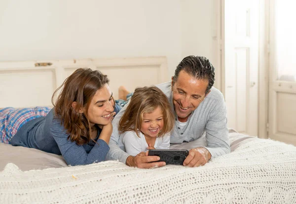 Familia Feliz Viendo Vídeo Internet Teléfono Móvil Cama Casa Mamá — Foto de Stock