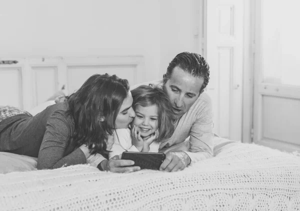 Família Feliz Assistindo Vídeo Internet Celular Cama Casa Mãe Pai — Fotografia de Stock