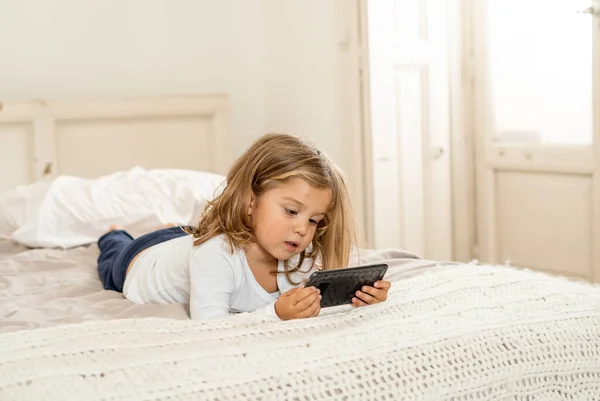 Pequeña Chica Caucásica Teléfono Móvil Jugando Viendo Dibujos Animados Charlando — Foto de Stock