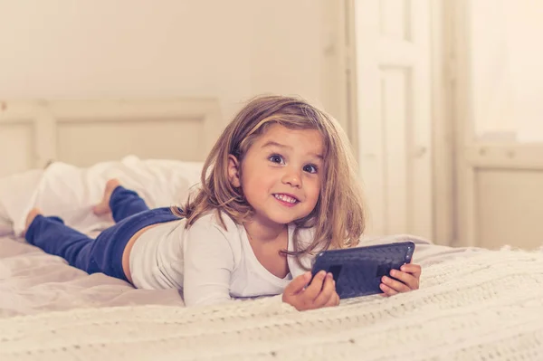 Pequeña Chica Caucásica Teléfono Móvil Jugando Viendo Dibujos Animados Charlando — Foto de Stock