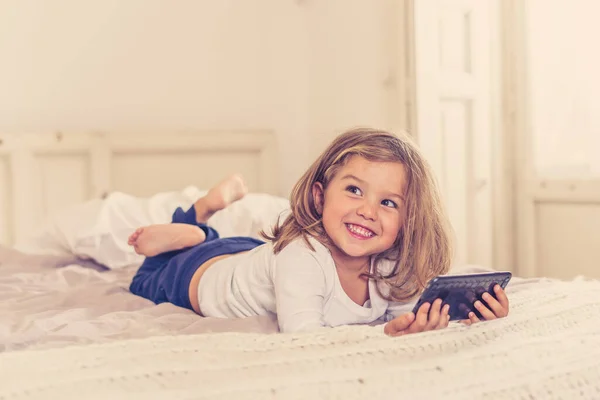 Pequeña Chica Caucásica Teléfono Móvil Jugando Viendo Dibujos Animados Charlando — Foto de Stock