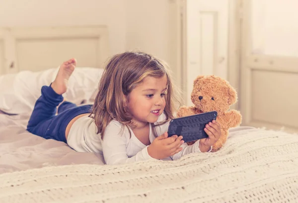 Маленька Біла Дівчинка Мобільному Телефоні Грає Дивиться Мультфільми Або Спілкується — стокове фото