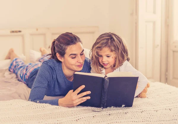 Ung Mor Och Söt Liten Dotter Läser Bok Tillsammans Livsstil — Stockfoto