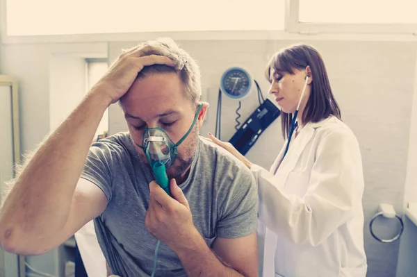 Ung Sjuk Man Patient Med Syrgasmask Medan Kvinnlig Läkare Lyssnar — Stockfoto