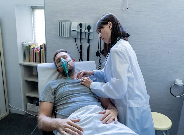 在医院急救室 女医生和有氧气面具的病人在一起 吸烟和呼吸道疾病与禁烟宣传运动 — 图库照片