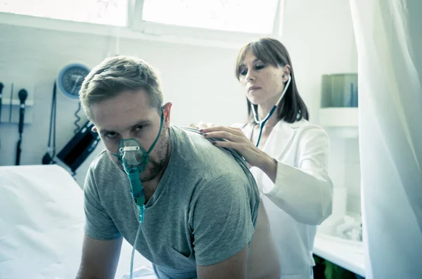 Ung Sjuk Man Patient Med Syrgasmask Medan Kvinnlig Läkare Lyssnar — Stockfoto