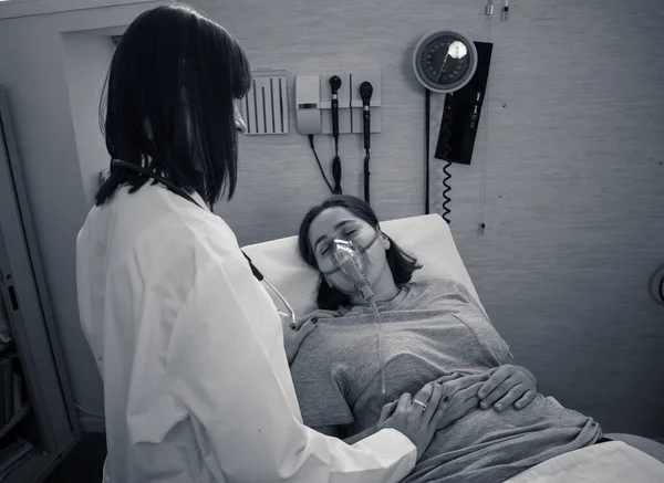 Ärztin Mit Junger Kranker Patientin Mit Sauerstoffmaske Die Vor Schmerz — Stockfoto