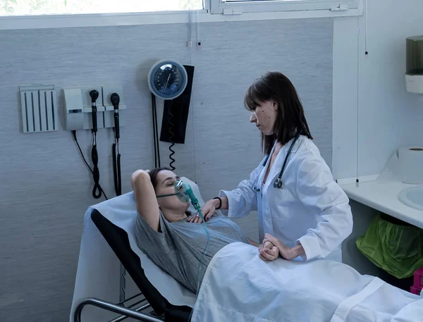Női Orvos Beteg Beteg Beteg Oxigén Maszkkal Aki Fájdalommal Néz — Stock Fotó
