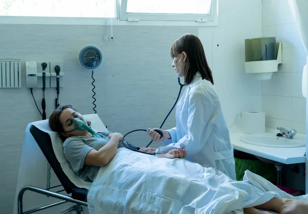 Női Orvos Beteg Beteg Beteg Oxigén Maszkkal Aki Fájdalommal Néz — Stock Fotó