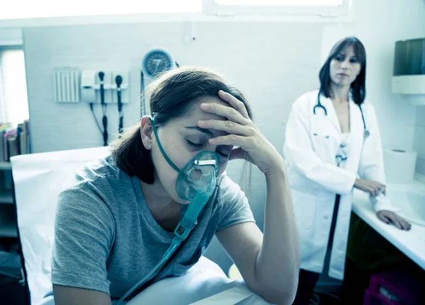 แพทย วยหญ งสาวท ากากออกซ เจนมองความเจ บปวดและก งวลในโรงพยาบาล ในด านการด แลส — ภาพถ่ายสต็อก