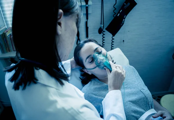 Női Orvos Fiatal Beteg Beteg Oxigén Maszk Néz Fájdalom Aggódik — Stock Fotó
