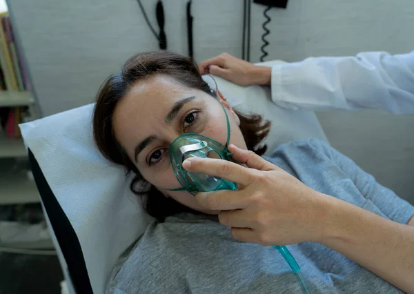 Mulher Atrativa Nova Com Máscara Oxigênio Que Olha Triste Preocupado — Fotografia de Stock