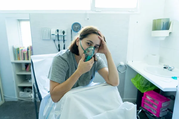 Fiatal Vonzó Oxigénmaszk Néz Szomorú Aggódik Kórházi Ágyban Klinikán Hálószoba — Stock Fotó