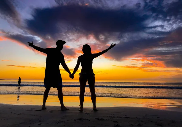 Sylwetki Zakochanych Par Czują Się Swobodnie Podczas Miesiąca Miodowego Przy — Zdjęcie stockowe
