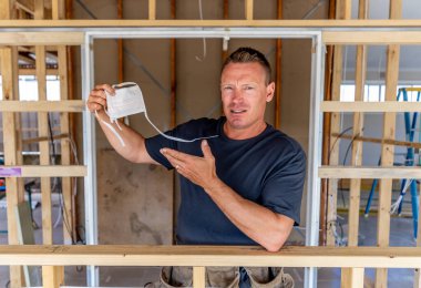 Coronavirus salgını küresel ekonomik durgunluk. Coronavirüs salgınından etkilenen küçük işletme sahibi. Serbest çalışan müteahhit Covid 19 'dan etkileniyor. Para kaybı, çalışanlar ve erzak yok..