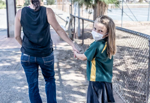 Zamykają Szkoły Covid Mama Odbiera Smutną Uczennicę Maską Twarzy Gdy — Zdjęcie stockowe