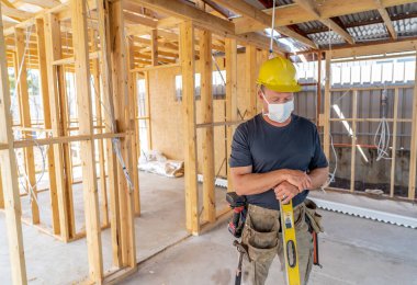 Coronavirus salgını küresel ekonomik durgunluk. Coronavirüs salgınından etkilenen küçük işletme sahibi. Serbest çalışan müteahhit Covid 19 'dan etkileniyor. Para kaybı, çalışanlar ve erzak yok..