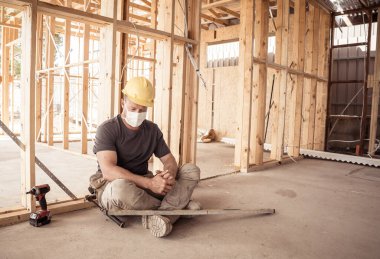 Coronavirus salgını küresel ekonomik durgunluk. Coronavirüs salgınından etkilenen küçük işletme sahibi. Serbest çalışan müteahhit Covid 19 'dan etkileniyor. Para kaybı, çalışanlar ve erzak yok..