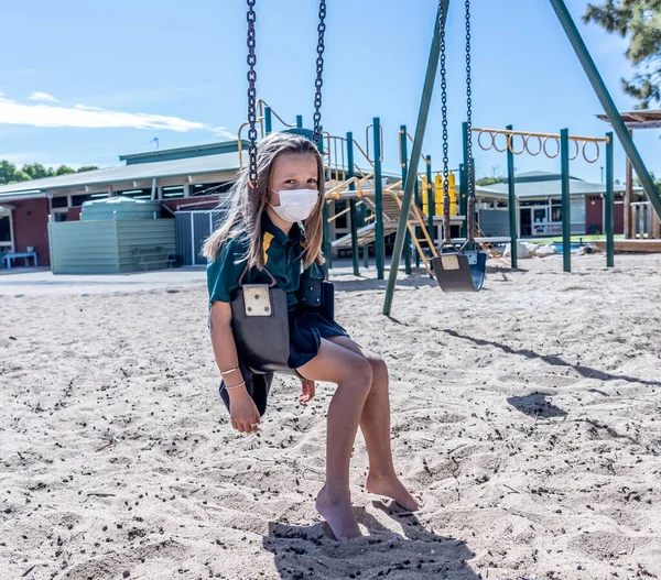 Fermeture Des Écoles Covid Triste Écolière Avec Masque Facial Ennuyé — Photo