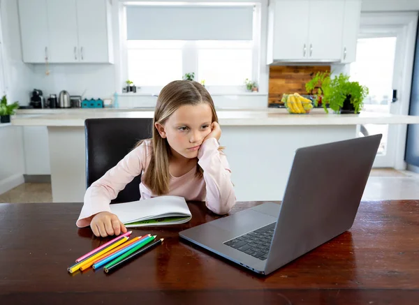 Coronavirus Uitbraak Afsluiting Schoolsluitingen Schoolmeisje Met Gezichtsmasker Kijken Online Onderwijs — Stockfoto