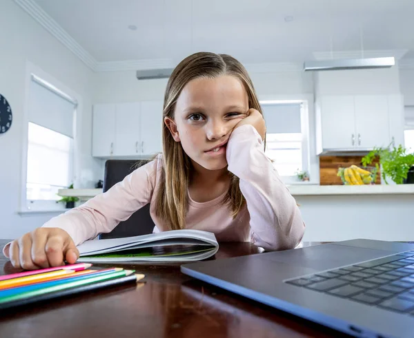 Coronavirus Uitbraak Afsluiting Schoolsluitingen Schoolmeisje Met Gezichtsmasker Kijken Online Onderwijs — Stockfoto