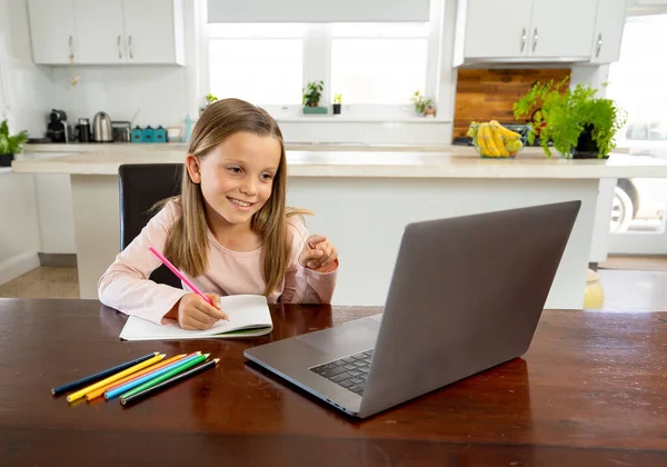 Coronavirus Uitbraak Afsluiting Schoolsluitingen Schoolmeisje Kijken Online Onderwijs Klasse Gelukkig — Stockfoto