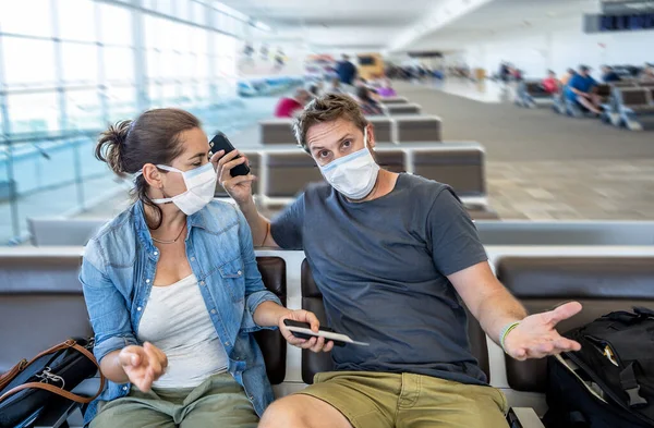 Coronavirus Járvány Utazási Korlátozások Arcmaszkos Utazók Nemzetközi Repülőtéren Akiket Érint — Stock Fotó