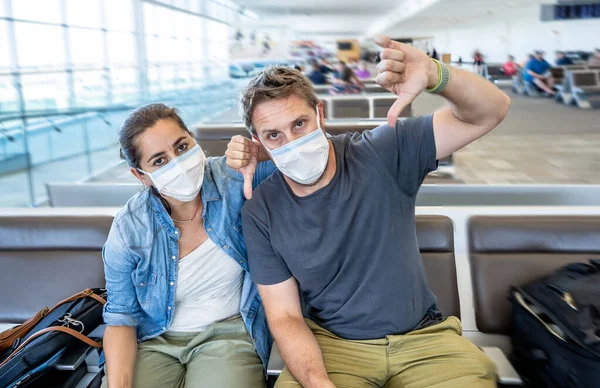 Restrições Viagem Surto Coronavírus Viajantes Com Máscara Facial Aeroporto Internacional — Fotografia de Stock