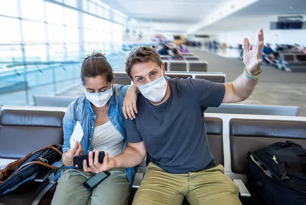 Omezení Pohybu Koronaviru Cestující Obličejovou Maskou Mezinárodním Letišti Postiženi Zrušením — Stock fotografie
