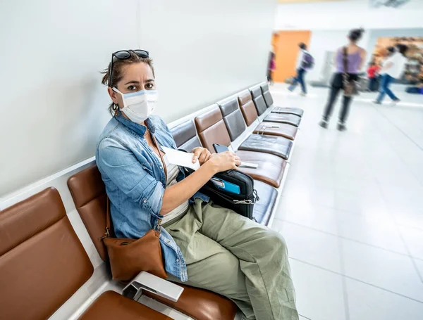 Restrições Viagem Surto Coronavírus Viajantes Com Máscara Facial Aeroporto Internacional — Fotografia de Stock