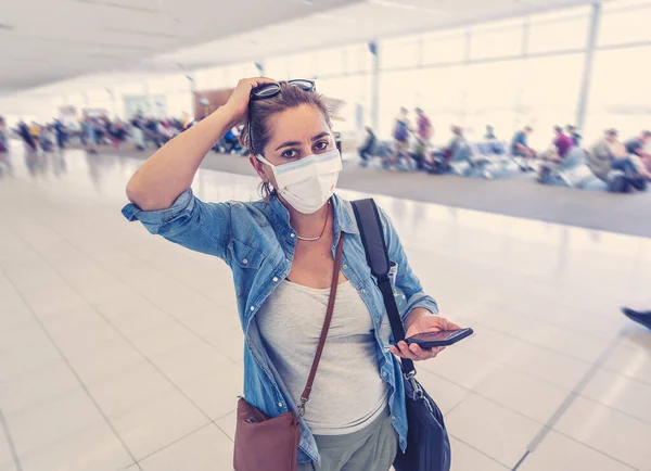 Restricciones Viaje Por Brote Coronavirus Viajeros Con Máscara Facial Aeropuerto — Foto de Stock