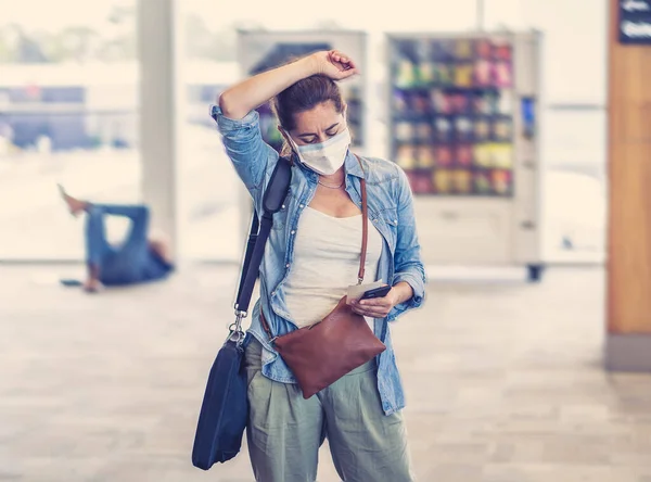 Koronavirusutbrott Reserestriktioner Resenärer Med Ansiktsmask Internationella Flygplatser Som Påverkas Inställda — Stockfoto