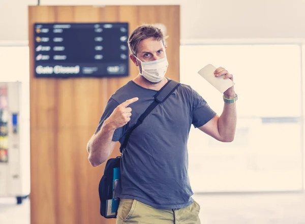 Coronavirus Járvány Utazási Korlátozások Arcmaszkos Utazók Nemzetközi Repülőtéren Akiket Érint — Stock Fotó