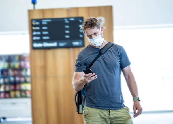 Restrições Viagem Surto Coronavírus Viajantes Com Máscara Facial Aeroporto Internacional — Fotografia de Stock