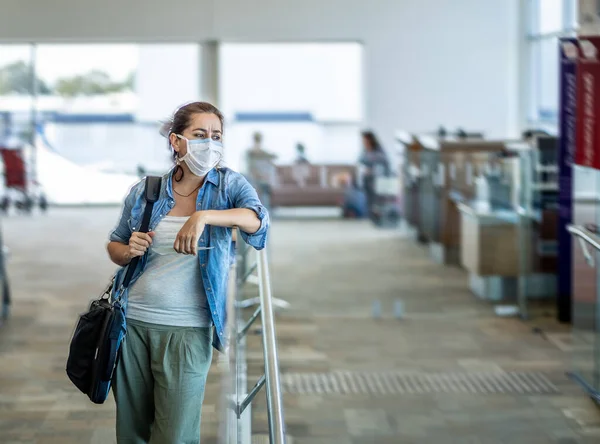 Restricciones Viaje Por Brote Coronavirus Viajeros Con Máscara Facial Aeropuerto — Foto de Stock