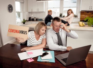 Coronavirüs salgını. Aile karantinada, çocuklar kavga ediyor, aileler ev ekonomisi, iş kaybı, okul kapanmaları ve küçük işletme borçları yüzünden sıkıntı içinde. COVID-19 küresel ekonomik durgunluğun etkisi.