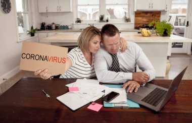 Coronavirus ekonomik durgunluğu. Aile çift, faturalar, kredi borçları, krediler ve ev kredileri için endişeleniyor. COVID-19 salgını ve küresel ekonomik krizin etkisi.