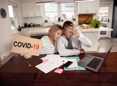 Coronavirus ekonomik durgunluğu. Aile çift, faturalar, kredi borçları, krediler ve ev kredileri için endişeleniyor. COVID-19 salgını ve küresel ekonomik krizin etkisi.