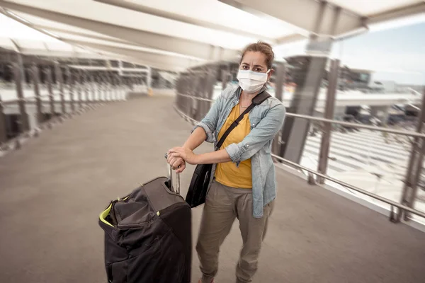 Coronavirus Ξέσπασμα Ταξιδιωτική Απαγόρευση Και Τους Περιορισμούς Ταξιδιώτης Μάσκα Προσώπου — Φωτογραφία Αρχείου