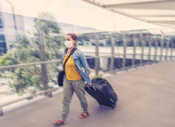 Zákaz Cestování Omezení Týkající Koronaviru Cestovatel Obličejovou Maskou Mezinárodním Letišti — Stock fotografie
