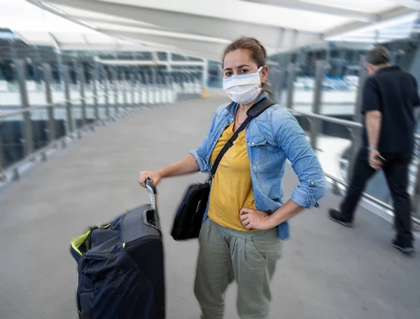 Prohibición Viajar Restricciones Brote Coronavirus Hombre Viajero Con Máscara Facial — Foto de Stock