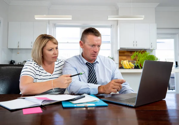 Coronavirus Economic Recession Family Couple Masks Distress Home Finances Small — Stock Photo, Image