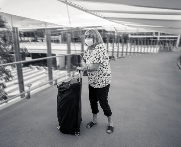 科罗纳威斯爆发旅行禁令和限制 在受航班取消影响的国际机场 一名戴口罩的旅客 Covid 19大流行病和世界范围的边境关闭和关闭 — 图库照片