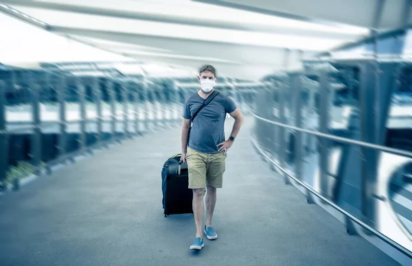 Coronavirus Kitörése Utazási Tilalom Korlátozások Utazó Maszkos Férfi Nemzetközi Repülőtéren — Stock Fotó
