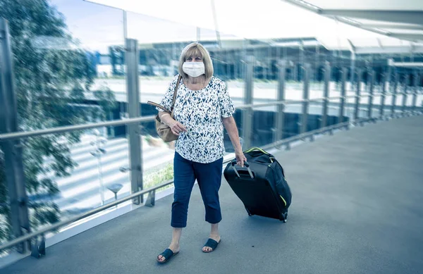 Zákaz Cestování Omezení Týkající Koronaviru Cestovatel Obličejovou Maskou Mezinárodním Letišti — Stock fotografie