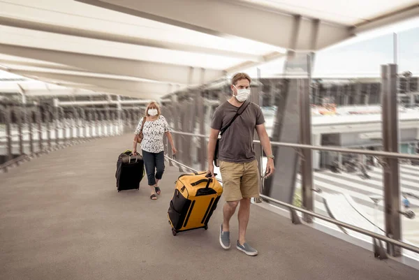 Excesso Coronavírus Proibição Viagens Restrições Homem Viajante Com Máscara Facial — Fotografia de Stock