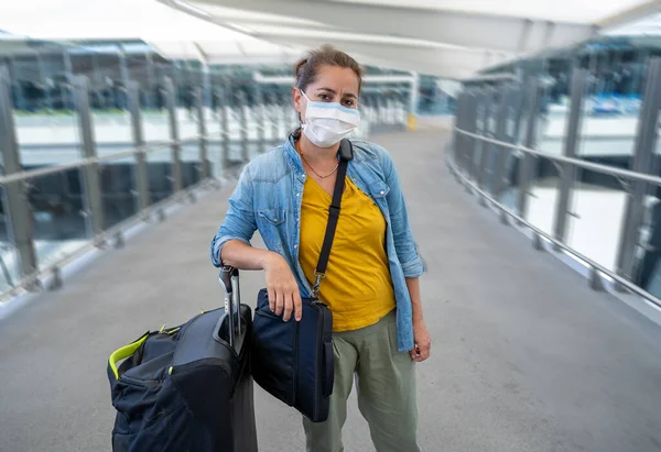 Prohibición Viajar Restricciones Brote Coronavirus Hombre Viajero Con Máscara Facial — Foto de Stock